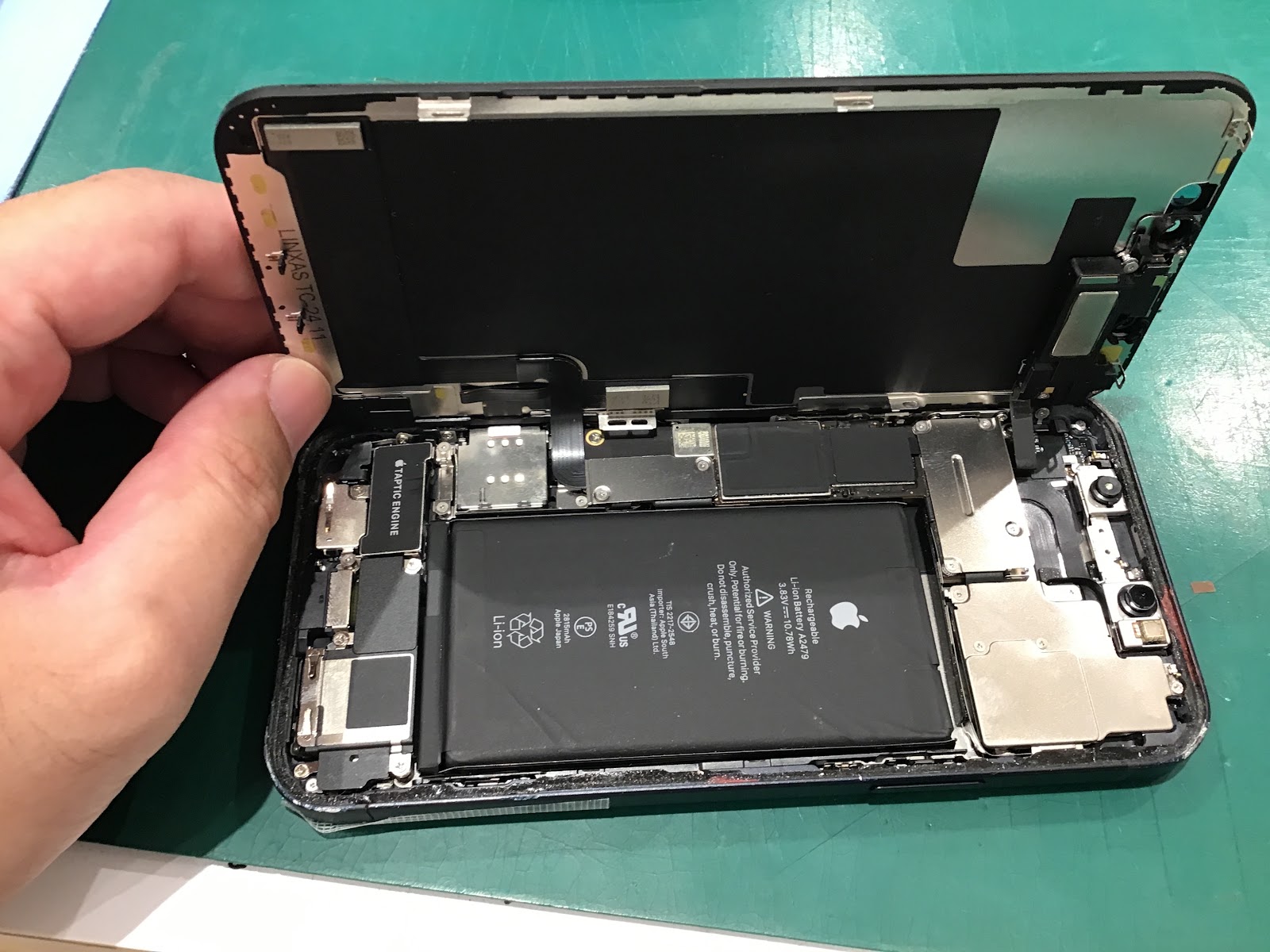 iPhon12の画面交換を承りました!